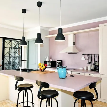 Sleeps 8 With Pool And Air Con Mparmpati