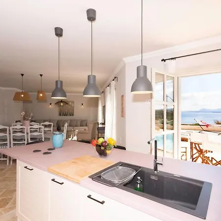 Villa Sleeps 8 With Pool And Air Con