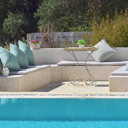 Sleeps 8 With Pool And Air Con * Mparmpati