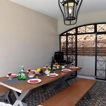 Sleeps 8 With Pool And Air Con * Mparmpati