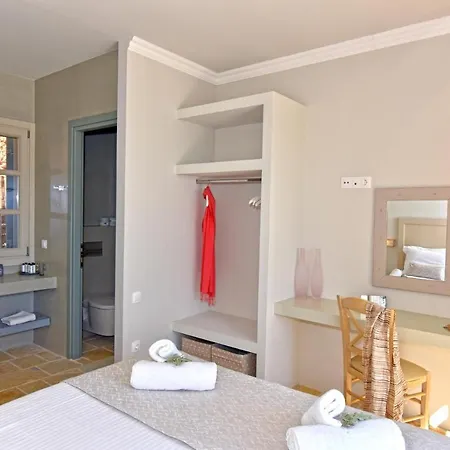 Sleeps 8 With Pool And Air Con * Mparmpati