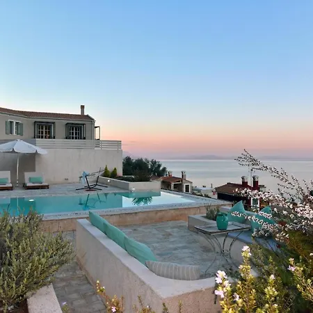 Sleeps 8 With Pool And Air Con * Mparmpati