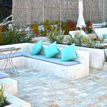 Sleeps 8 With Pool And Air Con Mparmpati