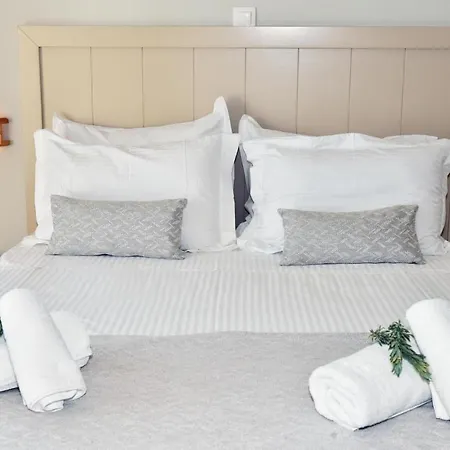 Sleeps 8 With Pool And Air Con Villa *