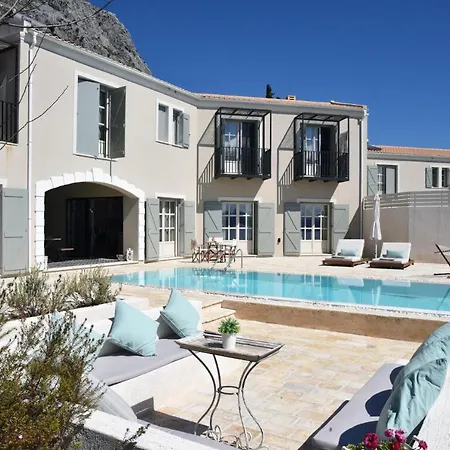 Sleeps 8 With Pool And Air Con Villa