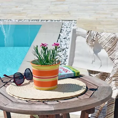 Sleeps 8 With Pool And Air Con *