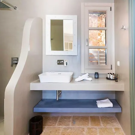 Sleeps 8 With Pool And Air Con
