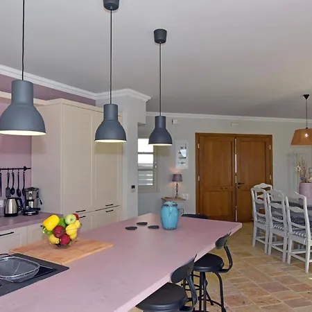 Sleeps 8 With Pool And Air Con