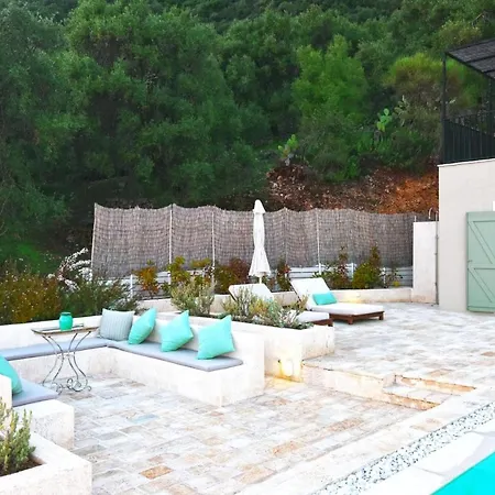 Sleeps 8 With Pool And Air Con
