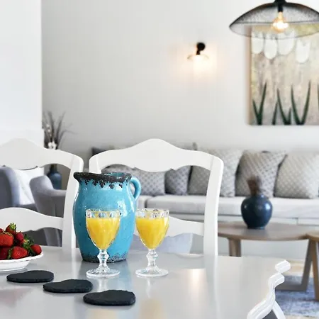 Βίλα Sleeps 8 With Pool And Air Con *