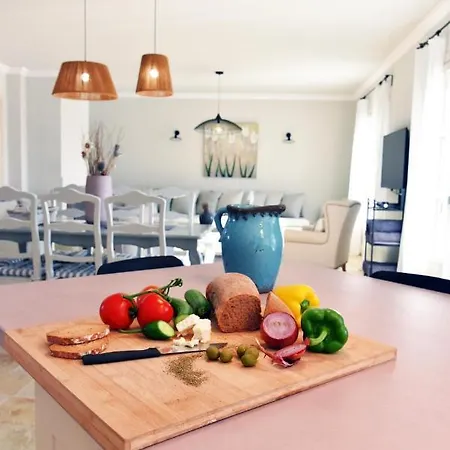 Sleeps 8 With Pool And Air Con Μπαρμπάτι