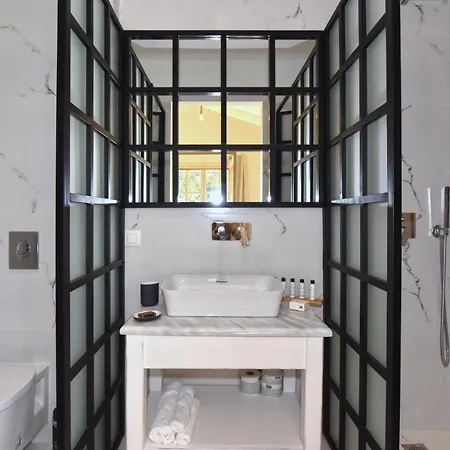 Sleeps 8 With Pool And Air Con Μπαρμπάτι