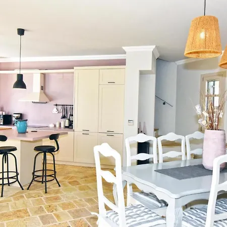 Βίλα Sleeps 8 With Pool And Air Con *