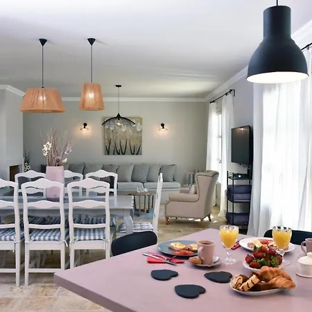 Villa Sleeps 8 With Pool And Air Con *