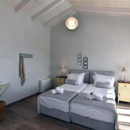 Sleeps 8 With Pool And Air Con *