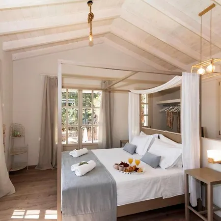 Sleeps 8 With Pool And Air Con *